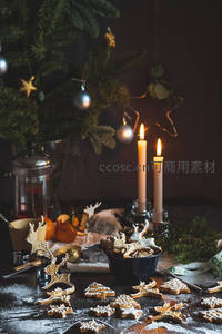烛光下姜饼饼干与圣诞树的静谧餐桌