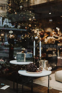 橱窗前的圣诞礼物与烛台，都市节日风情