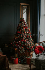 深色房间中的华丽圣诞树与节日装饰