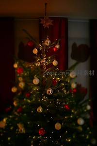 温馨室内闪烁灯光的装饰圣诞树