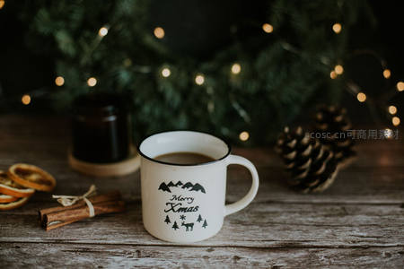 印有圣诞图案的马克杯置于木质桌面