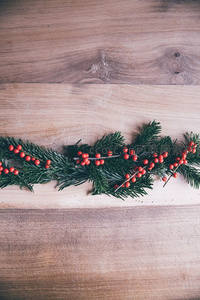松枝与红浆果组成的花环横卧木板之上