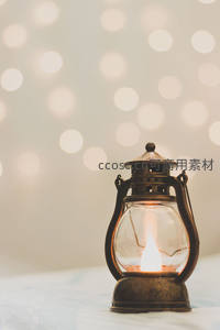 复古煤油灯在梦幻光斑背景中静静燃烧