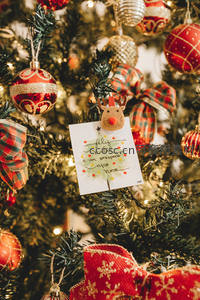圣诞树挂饰特写，温馨卡片祝福