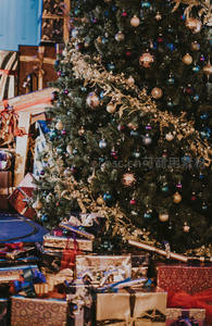 华丽圣诞树下堆满礼物，节日气氛浓郁