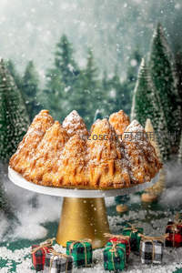 雪山森林背景下的圣诞蛋糕，迷你礼物环绕
