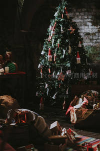 古朴石墙边的圣诞树，手工挂饰别具风情