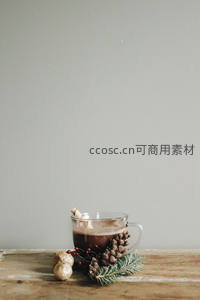 冬日热饮与松果的温馨角落