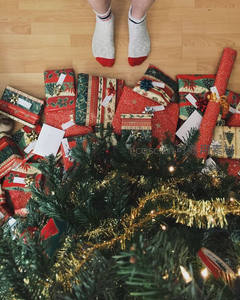 圣诞树下满地礼物的惊喜