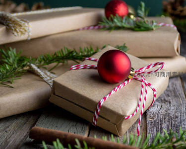 牛皮纸包裹的圣诞礼物
