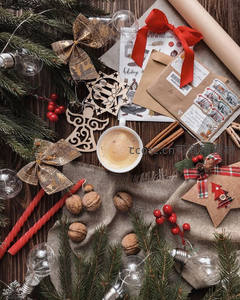 圣诞主题桌面布置，咖啡与松枝的温馨角落