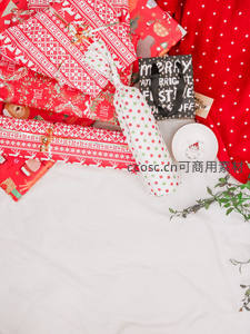 俯拍视角下的圣诞礼物堆叠场景