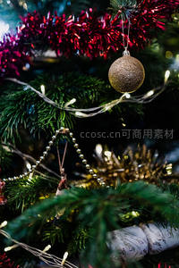 圣诞树上闪亮的金色球饰特写