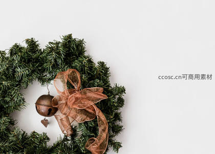 简约白底上的松枝花环与铃铛