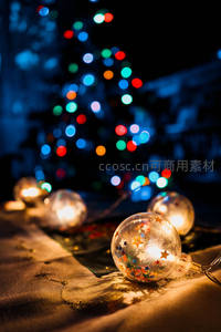 夜晚闪烁彩灯下的透明星形灯串