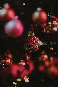 夜幕下璀璨圣诞球光影迷离