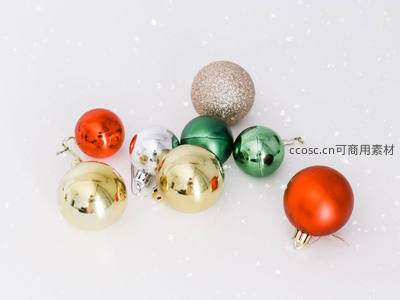 多彩圣诞球散落洁白雪地