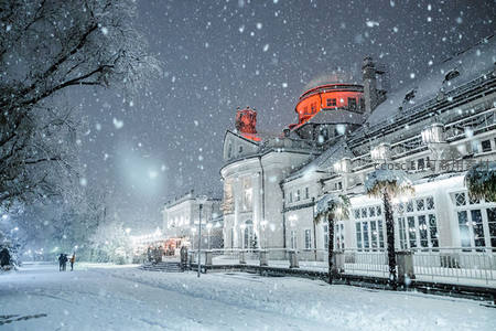雪夜中的欧式建筑，灯火通明如童话