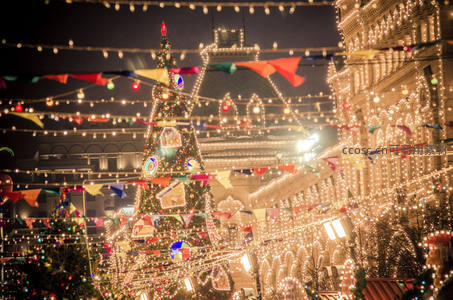 璀璨圣诞夜市，彩灯与古建筑交相辉映