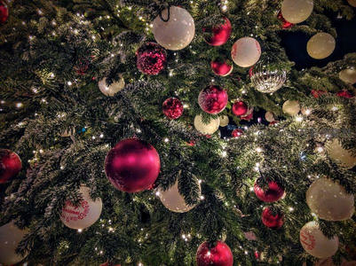 璀璨彩灯与红白球饰的圣诞树夜景