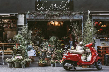 街角花店门前的红色踏板车