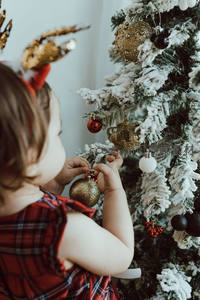 小女孩正在装饰雪花圣诞树