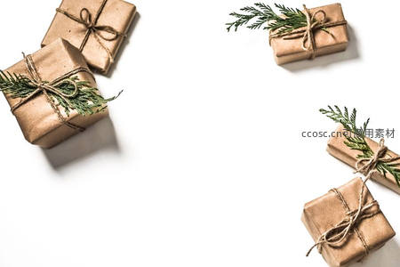 牛皮纸包装的圣诞礼物盒