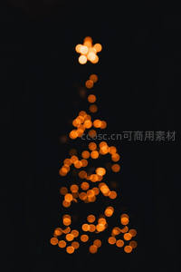 光斑构成的圣诞树轮廓