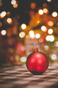 红色圣诞球映暖光