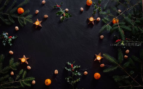 圣诞松枝与蜡烛的节日静物