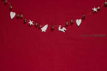 白色陶瓷挂饰串连红色背景