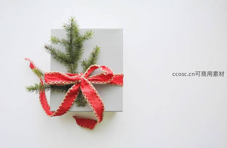 松枝红绸礼盒，节日温馨祝福