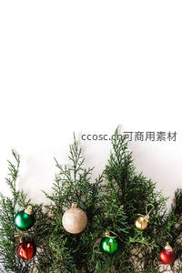 松枝与彩球的圣诞装饰