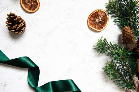 干橙片松果与绿丝带