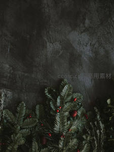 暗调背景下的圣诞松枝装饰