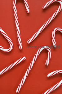 红色背景上散落的拐杖糖