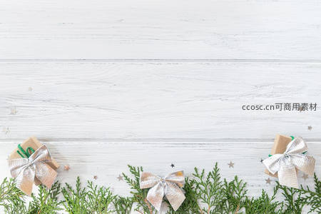 木质背景圣诞礼物与绿植