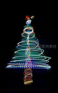 光绘圣诞树，夜空中的节日魔法