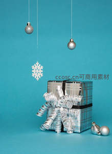 银色礼盒与悬挂圣诞饰品特写