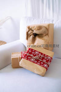 沙发上摆放的手工风圣诞礼物包装