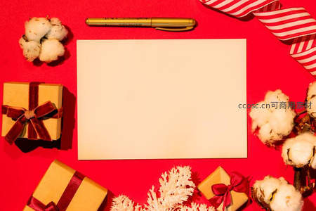 圣诞主题卡片与礼物盒布置