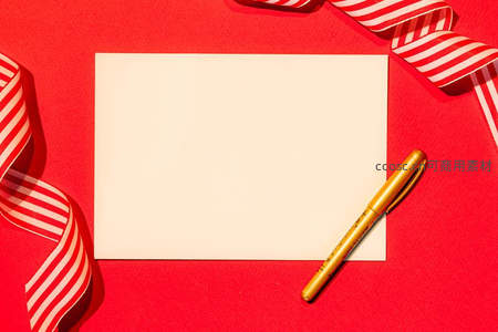 极简风格节日卡片与金笔组合