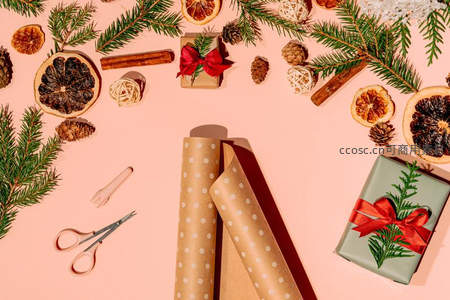 粉色背景圣诞礼物包装场景
