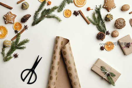 白色桌面上的圣诞装饰与礼品包装