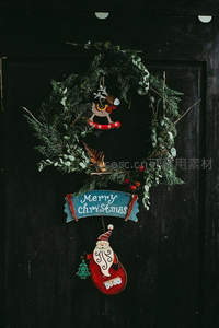 圣诞花环挂饰，温馨节日氛围