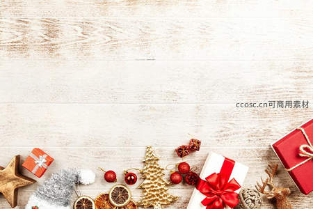 圣诞礼物与装饰品在木质背景上的温馨布置