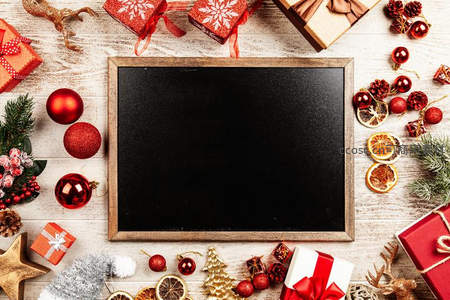 黑板居中环绕圣诞装饰的创意节日构图