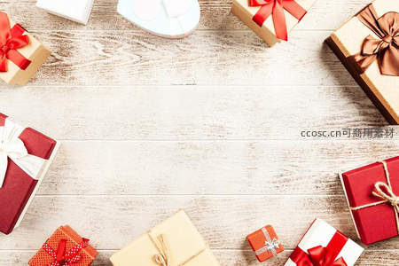 俯拍视角下节日礼品盒围成边框的简约构图