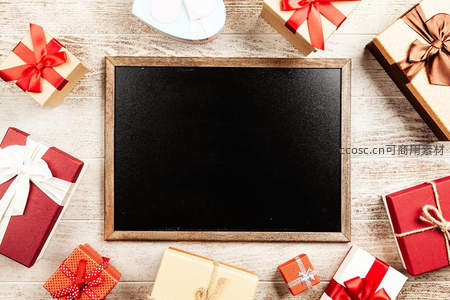木质黑板周围环绕着精美礼盒，节日氛围浓厚