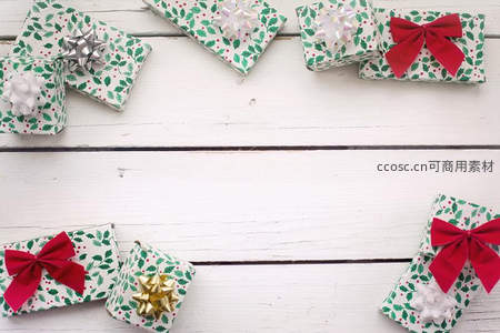 圣诞礼物盒边框设计，绿叶红丝带点缀